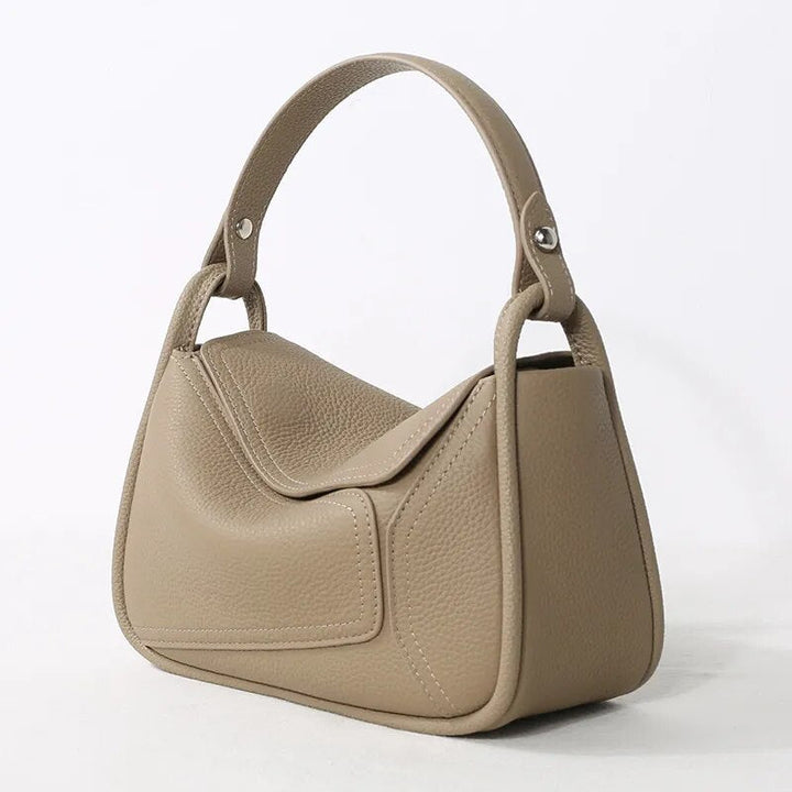 Sac à main cuir véritable rouge pour femme, modèle bandoulière, ajoutant une touche de luxe.