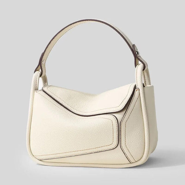 Sac bandoulière femme en cuir, vu de côté, avec bandoulière ajustable et finitions luxe.