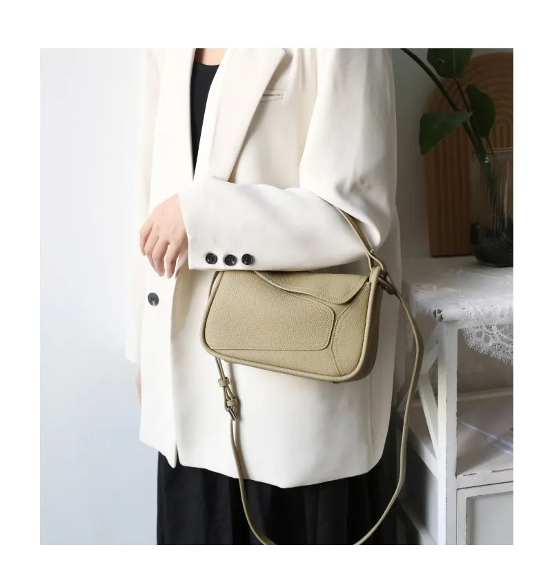 Détail de la boucle et des ornements métalliques du sac bandoulière cuir femme, finition luxe.