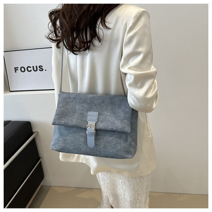 Sac à bandoulière femme minimaliste en cuir synthétique noir, accessoire élégant et chic pour le quotidien.