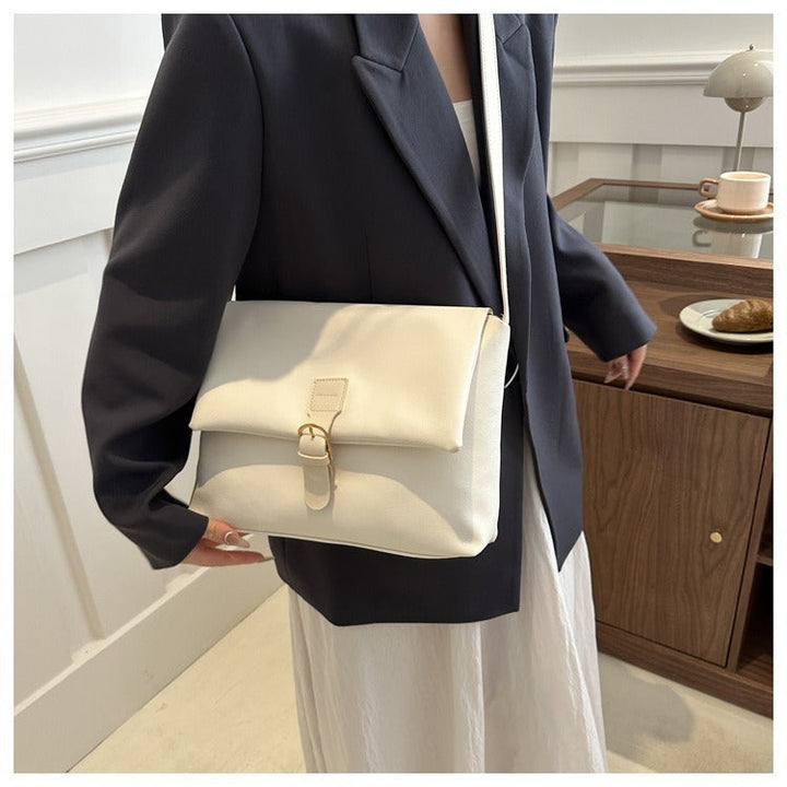 Intérieur spacieux du sac à bandoulière femme. Minimaliste, en cuir synthétique, organise vos essentiels avec chic.