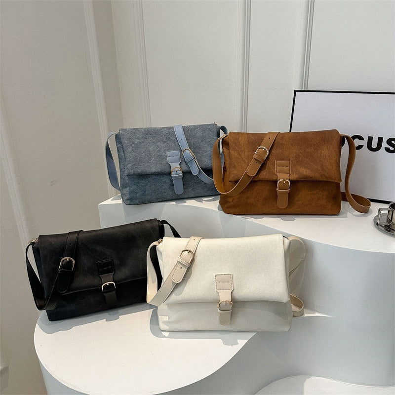 Sac à bandoulière femme polyvalent. Design minimaliste et élégant en cuir synthétique, accessoire de mode quotidien.