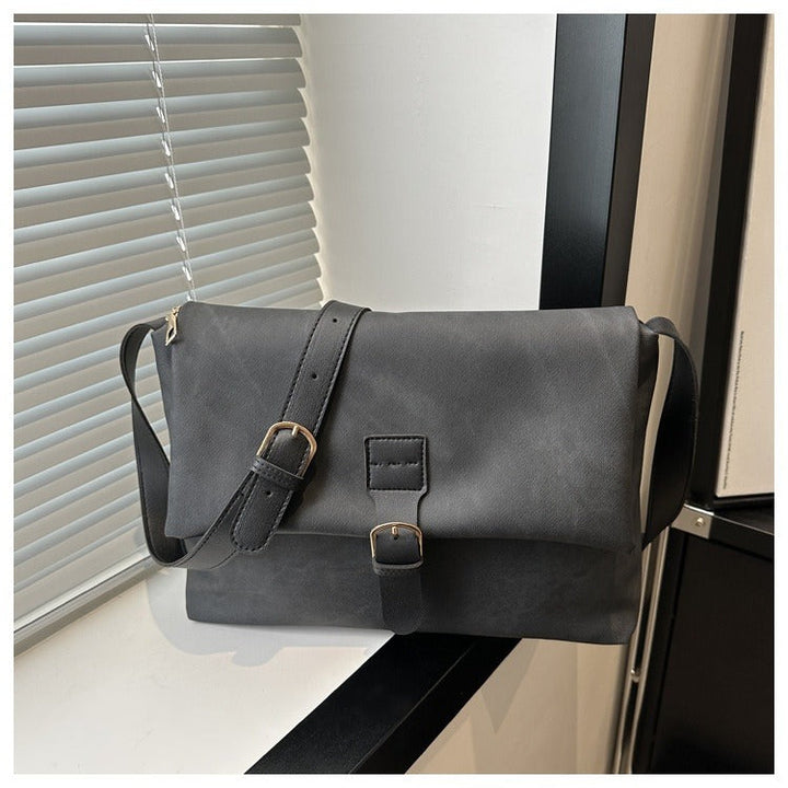 Sac à bandoulière femme noir, silhouette épurée. Minimaliste, en cuir synthétique, accessoire chic pour le quotidien.