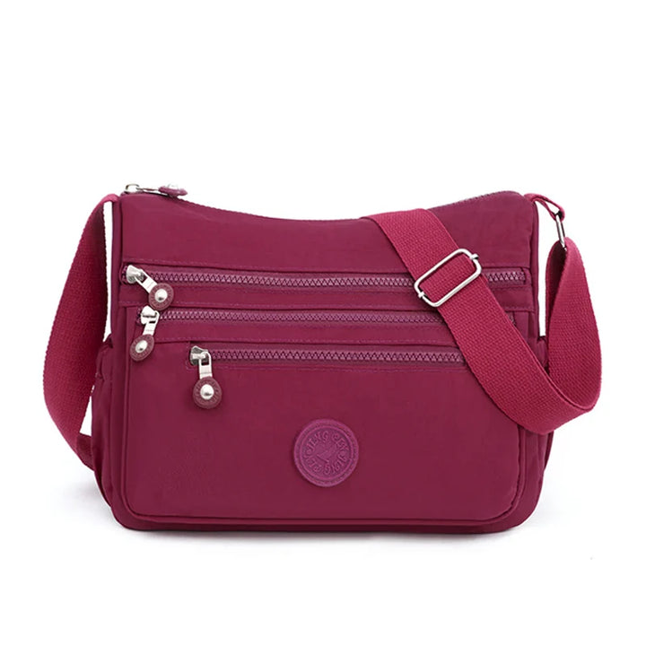 Sac bandoulière femme moderne en nylon imperméable, multipoches pour une organisation optimale.
