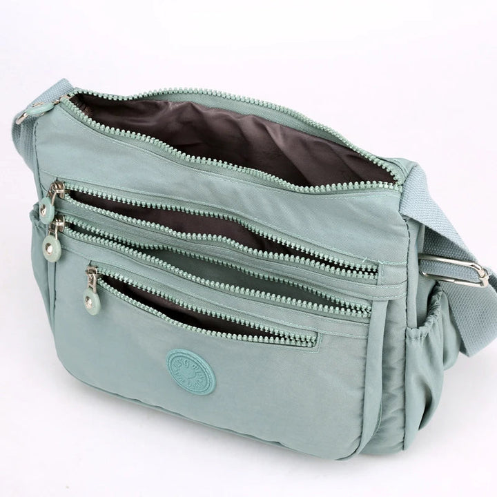 Sac bandoulière femme avec bandoulière ajustable pour un confort personnalisé et un look moderne.
