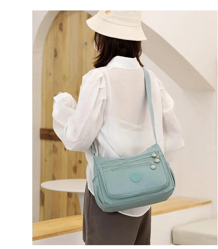 Sac bandoulière femme en nylon durable et imperméable, alliant robustesse et élégance.