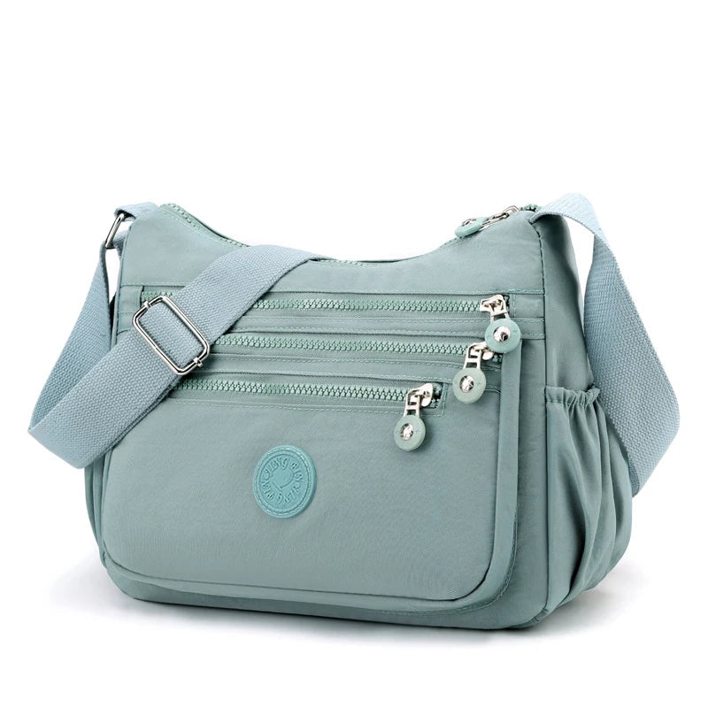 Sac bandoulière femme confortable en nylon léger, parfait pour un usage quotidien prolongé.