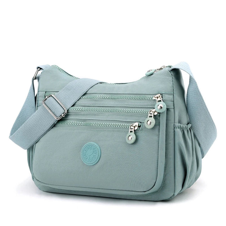 Sac bandoulière femme confortable en nylon léger, parfait pour un usage quotidien prolongé.