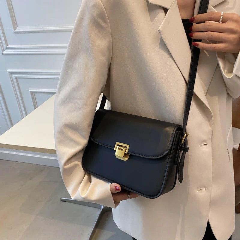 Sac à bandoulière femme moderne noir. Design épuré, élégant, parfait pour un style chic et polyvalent.