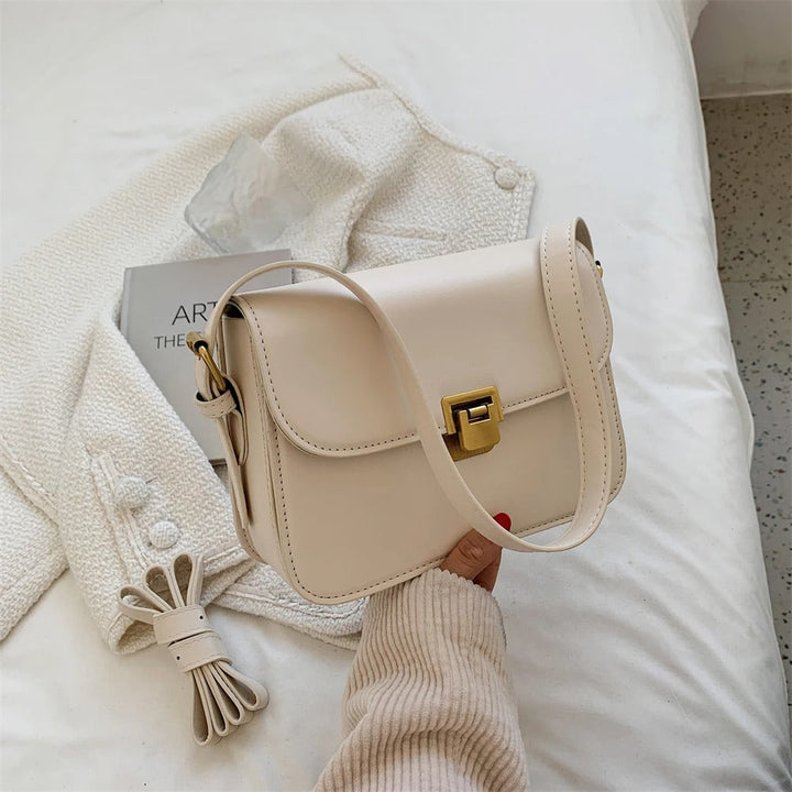 Sac épaule femme posé, texture lisse et épurée. Minimaliste, moderne, chic pour un look quotidien.