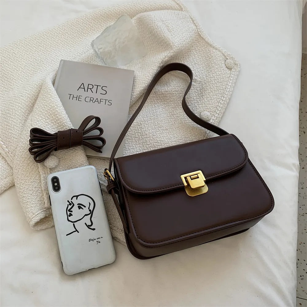 Femme en ville avec un sac à bandoulière épuré. Look chic, moderne et polyvalent pour toutes occasions.