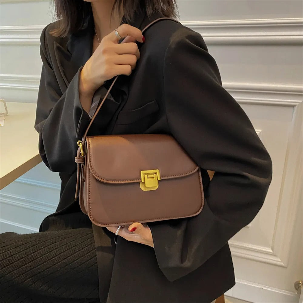 Détail du fermoir doré sur le sac à bandoulière femme. Finition élégante, design moderne et raffiné.