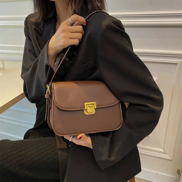 Détail du fermoir doré sur le sac à bandoulière femme. Finition élégante, design moderne et raffiné.