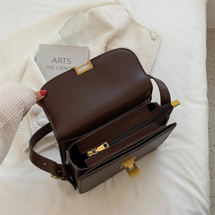 Sac à bandoulière femme marron en similicuir. Accessoire de mode moderne, épuré et très chic.