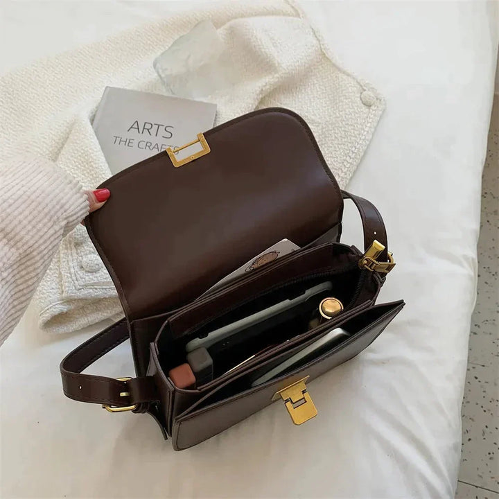 Intérieur spacieux du sac épaule femme. Compartiments pratiques, doublure élégante pour l'organisation.