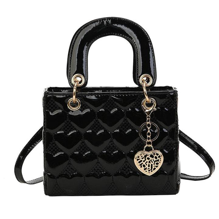 Sac bandoulière femme noir brillant élégant, idéal pour une soirée chic ou un événement raffiné.