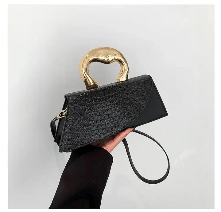 Détail de la sangle réglable d'un sac bandoulière femme effet croco, confort et style