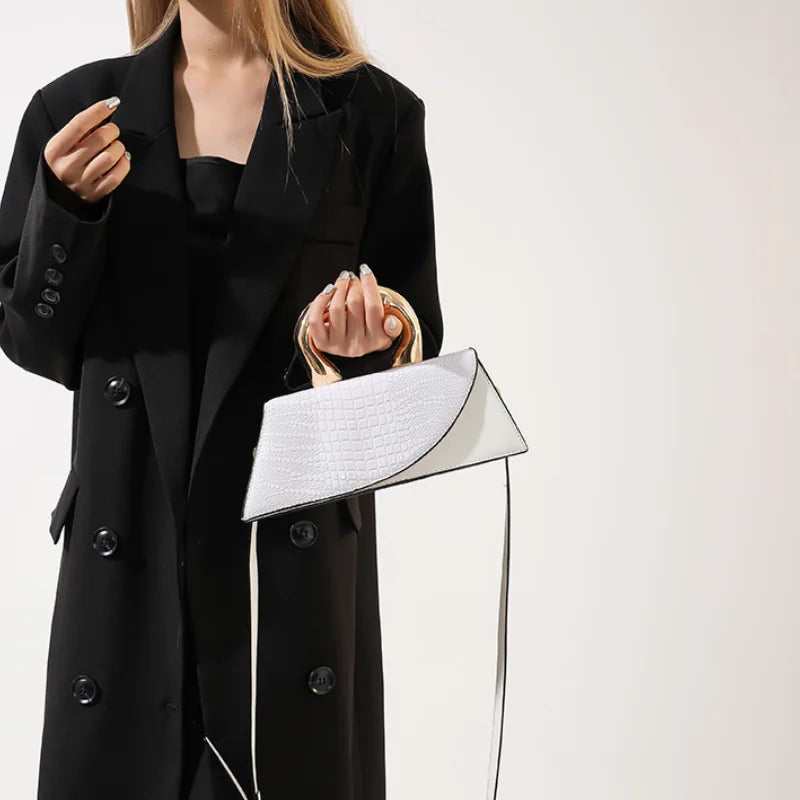 Sac bandoulière élégant porté par une femme, effet croco, accessoire de mode