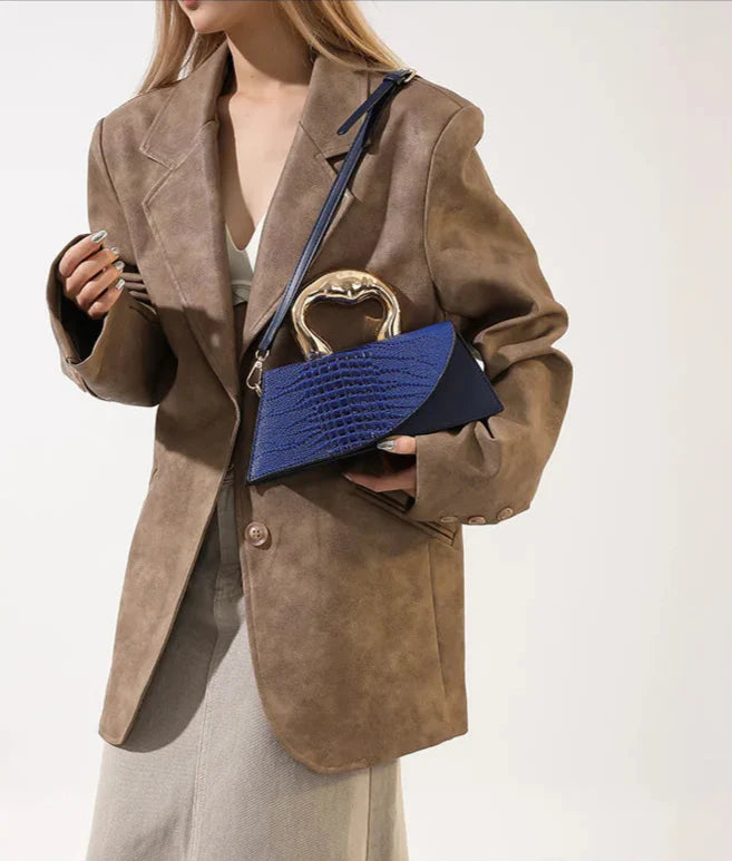 Vue de côté d'un sac bandoulière femme simili cuir effet croco, élégant et stylé