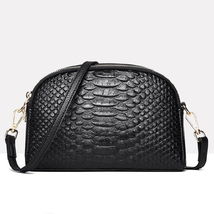 Sac bandoulière femme noir effet croco en similicuir élégant, idéal pour soirée ou tenue quotidienne.