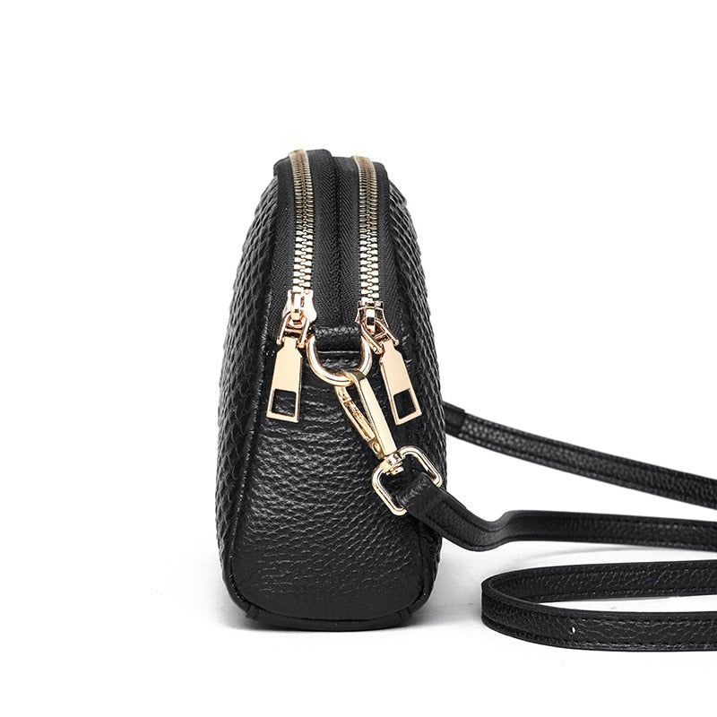 Accessoire mode: sac à main bandoulière noir pour femme, texture croco, design chic et finitions soignées.