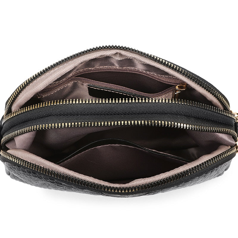 Pochette bandoulière femme noire en similicuir effet croco, style intemporel pour un look raffiné et sophistiqué.