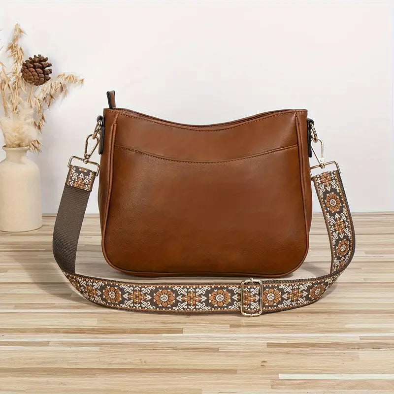 Sac à bandoulière chic pour femme en cuir vegan, parfait pour un look quotidien raffiné.