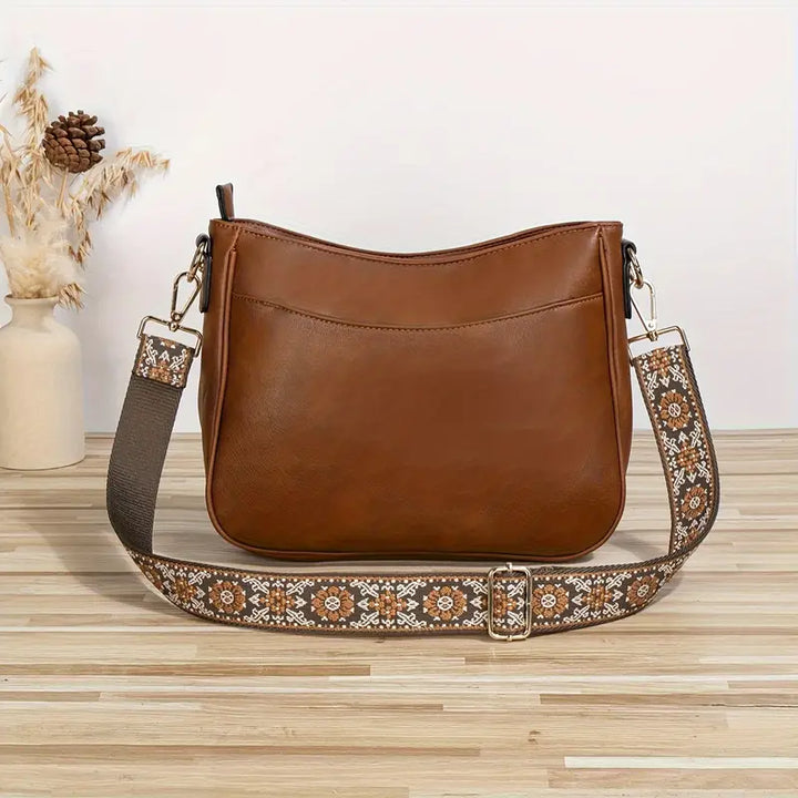 Sac à bandoulière chic pour femme en cuir vegan, parfait pour un look quotidien raffiné.
