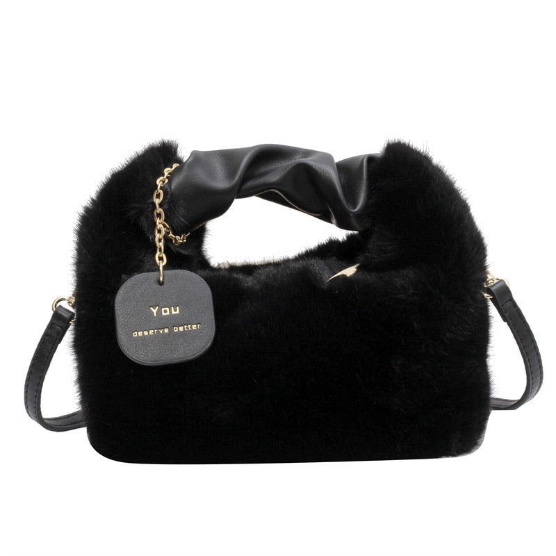 Sac bandoulière femme noir en fausse fourrure, parfait pour l'hiver, accessoire de mode élégant et chaud.