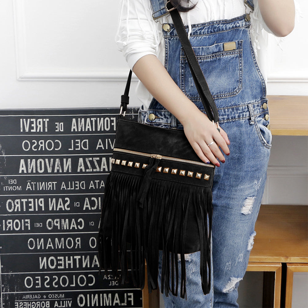 Accessoire mode: sac bandoulière dame noir avec franges, style rétro bohème printemps