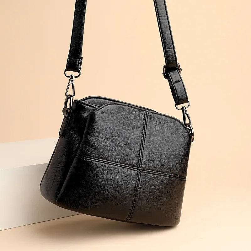 Sac bandoulière femme noir compact et pratique, intérieur organisé pour essentiels, idéal pour sorties élégantes.