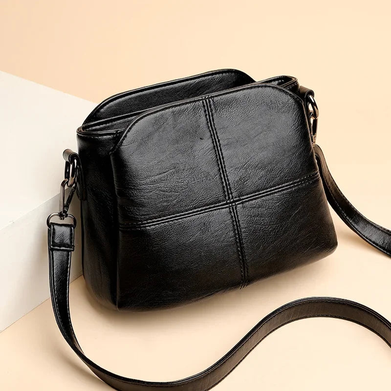 Ce sac bandoulière femme noir, compact et chic, est l'accessoire indispensable pour une allure féminine moderne.