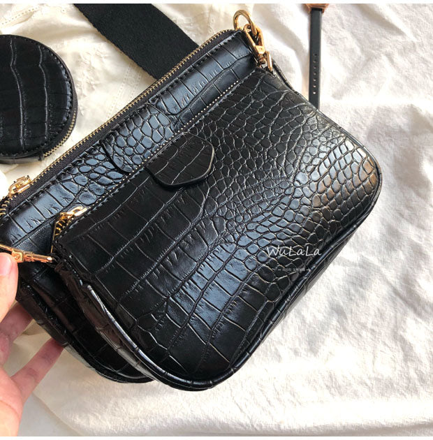 Pochette femme noire en similicuir grain croco, accessoire mode chic, bandoulière fine ajustable