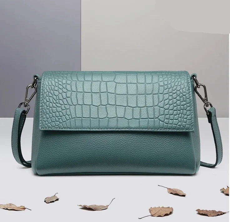 Pochette élégante motif croco bleu vert pour femme, idéale en soirée ou en journée, en cuir vegan.