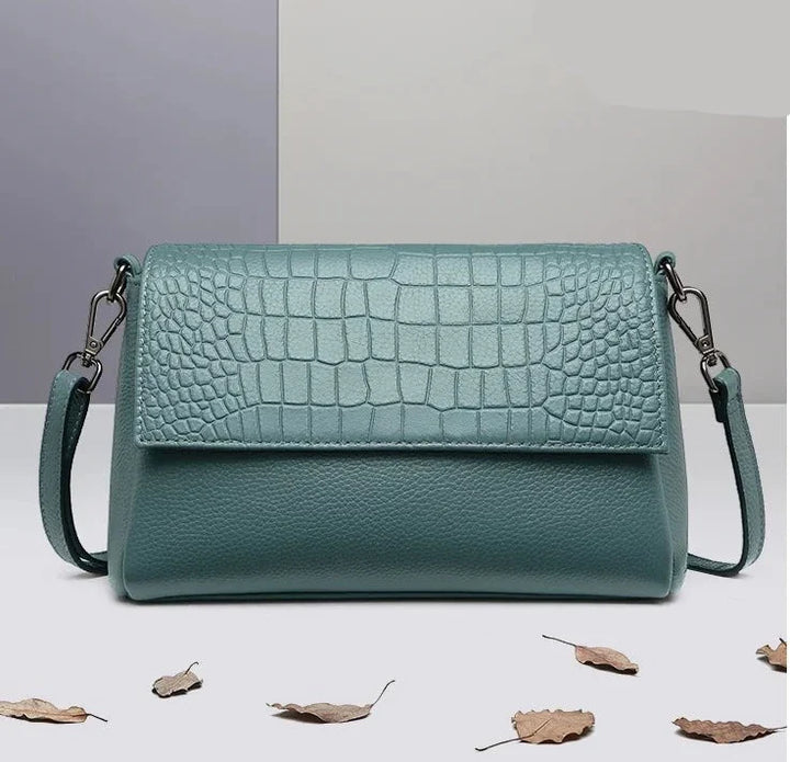 Pochette élégante motif croco bleu vert pour femme, idéale en soirée ou en journée, en cuir vegan.
