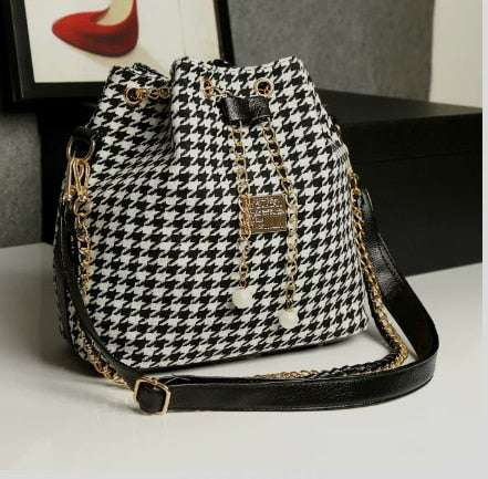 Sac bandoulière femme noir motif pied de poule, chic et tendance, pour un look élégant et moderne.