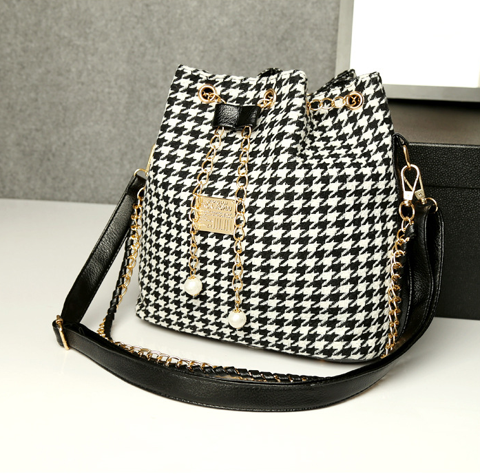 Sac à bandoulière noir en pied de poule, accessoire de mode femme, idéal pour le quotidien chic.