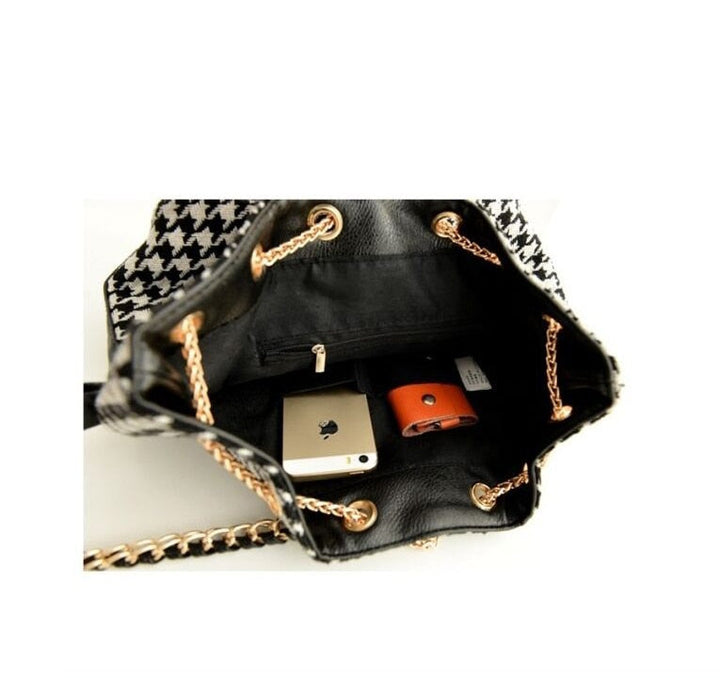 Sac bandoulière élégant pour femme, couleur noire avec motif pied de poule classique et tendance.