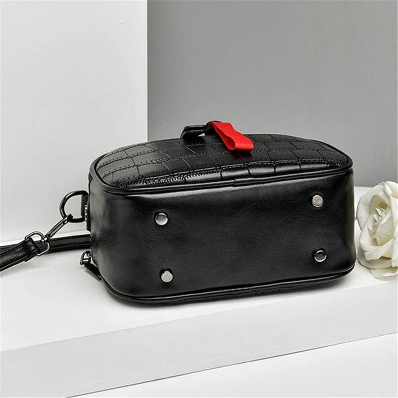 Sac à main femme noir style croco, lanière fine, détails élégants, parfait accessoire mode