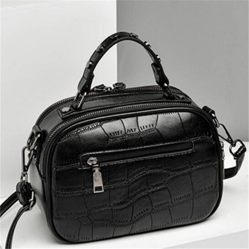 Design détaillé sac noir à bandoulière, motif animalier croco, cuir synthétique, très élégant