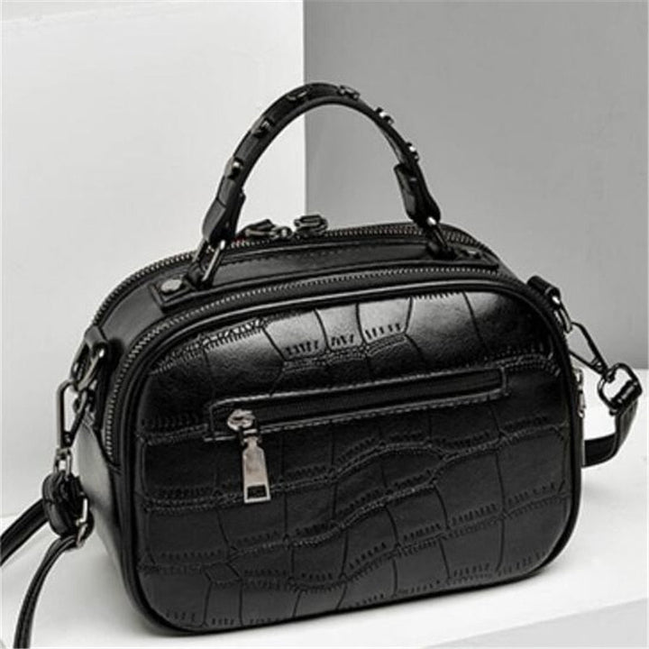 Design détaillé sac noir à bandoulière, motif animalier croco, cuir synthétique, très élégant