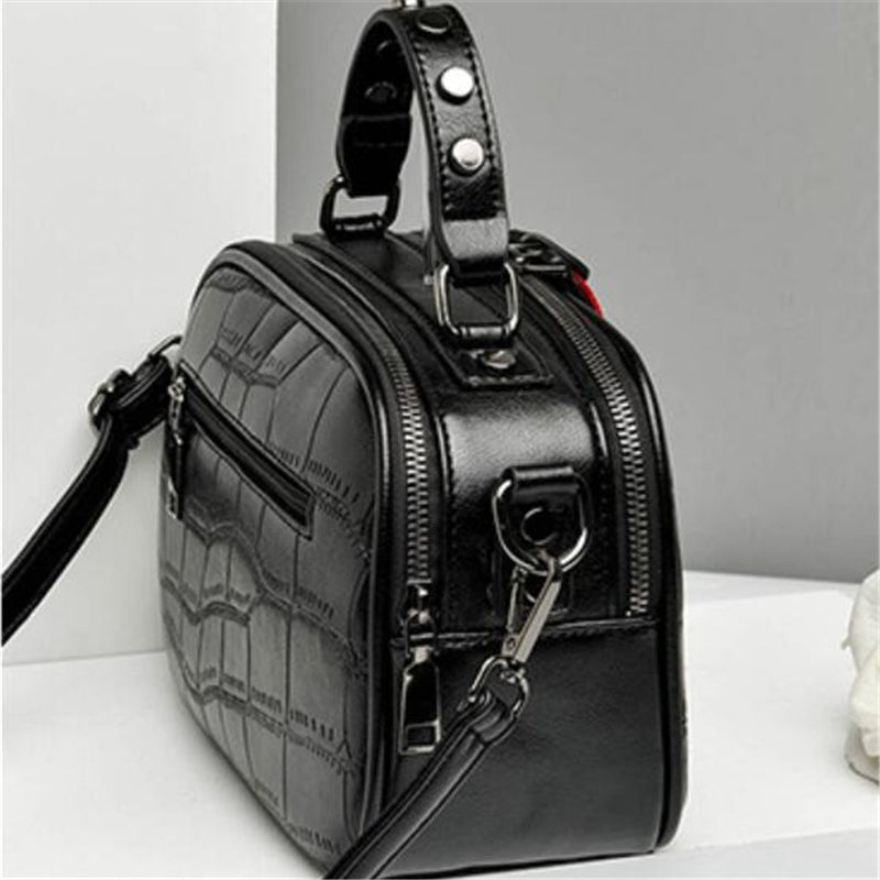 Sac à bandoulière femme noir, texture croco, luxueux et pratique, accessoire mode indispensable