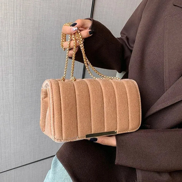 Sac bandoulière femme doux velours, chic et compact. Parfait accessoire de mode luxe pour soirée.