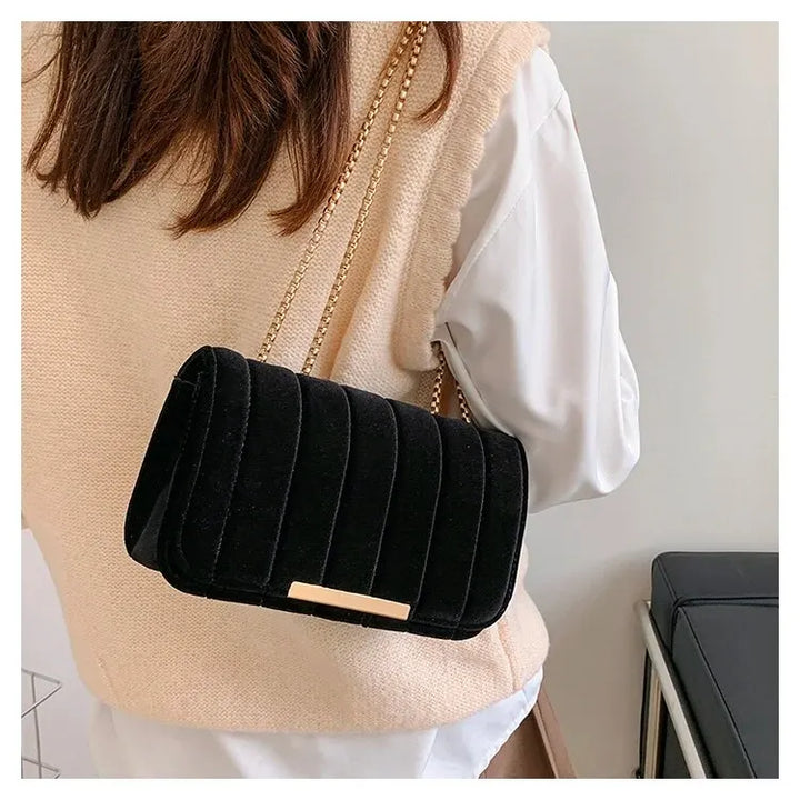 Sac bandoulière femme velours élégant. Petit, compact et chic, idéal pour les soirées.