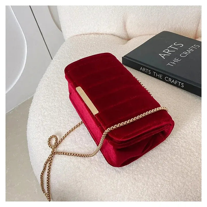 Petit sac à chaîne en velours doux pour femme. Accessoire de mode chic et compact, idéal pour sortie.