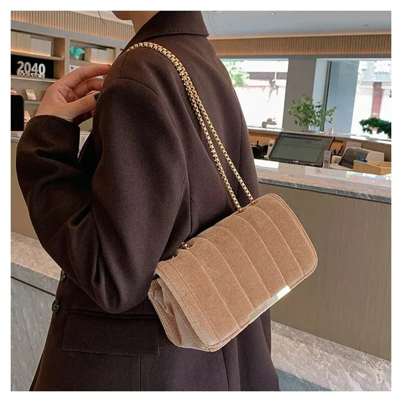 Sac de soirée bandoulière en velours élégant, parfait pour compléter tenue chic femme. Accessoire luxe.