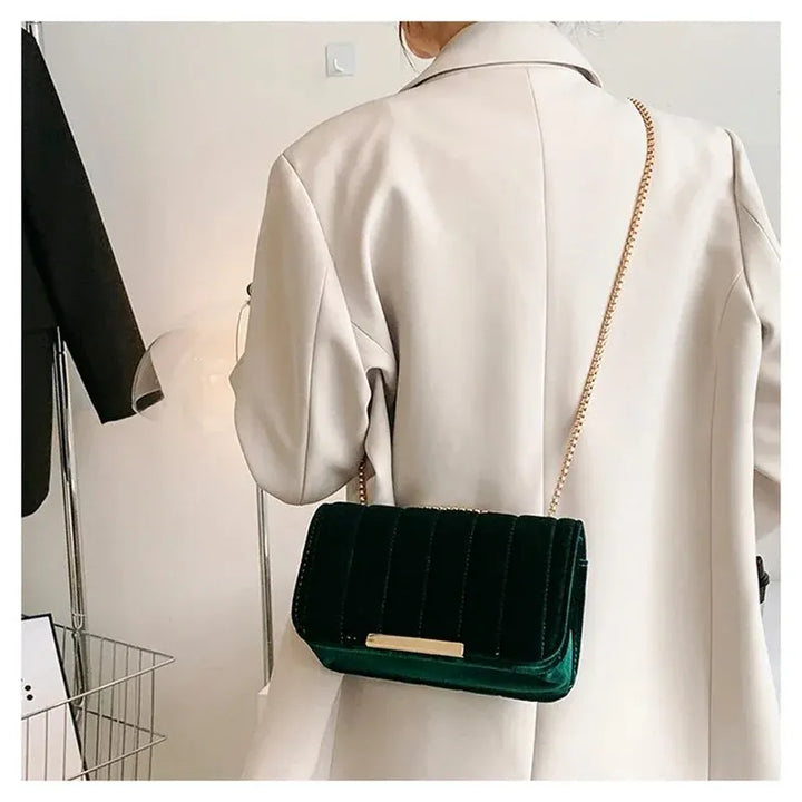 Sac bandoulière femme velours noir, design compact, touche de luxe pour accessoire mode chic.