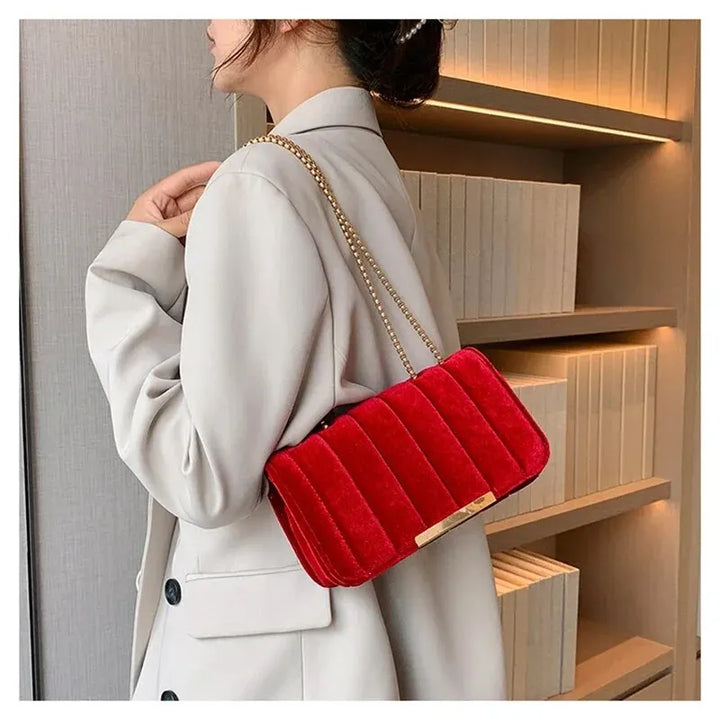Élégant sac bandoulière velours femme, parfait cadeau chic. Accessoire mode compact avec chaîne.