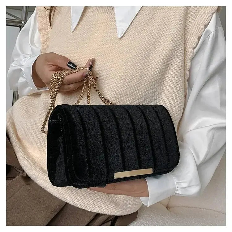 Sac bandoulière luxe en velours pour femme, design compact et chic. Idéal pour soirée élégante.