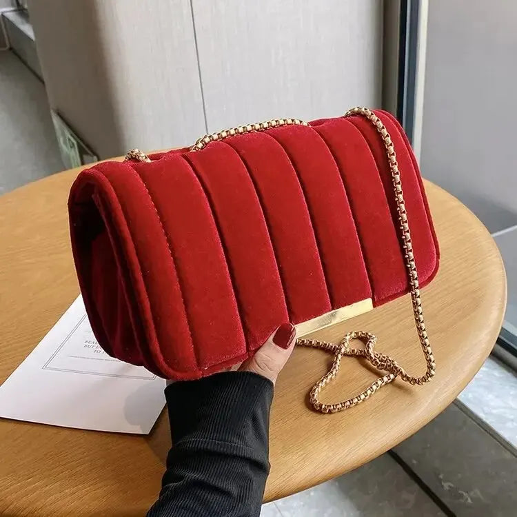 Sac bandoulière femme en velours avec chaîne dorée. Chic, compact et parfait pour une soirée mode.